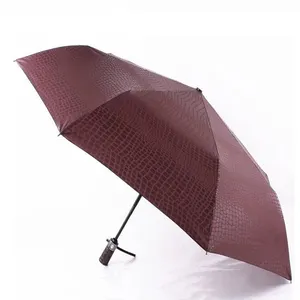 Özelleştirilmiş desen siyah UV kaplı özelleştirilmiş renk logosu taşıması kolay 3 katlanır şemsiye kişisel şemsiye