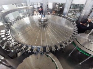 Máquina Automática de Llenado de Bebidas de 200 <span class=keywords><strong>Bpm</strong></span> con Botellas de Plástico, Motor Eléctrico, Control Digital y Funciones de Ahorro de Energía - Product Image 2
