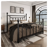 Cadre de lit en fer forgé avec pieds à roulettes, lit plateforme double avec rangement sous le lit pour chambre moderne