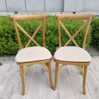 Chaise de salle à manger moderne en bois à dossier croisé, empilable, de luxe, pour banquets, événements, hôtels, mariages, avec coussins – Vente en gros