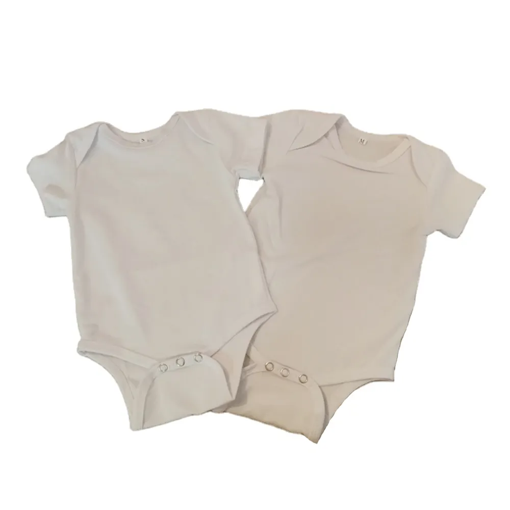 Yaz kısa kollu yenidoğan bebek tulum Unisex düz beyaz bebek büyüme giysileri Romper