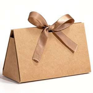 Boîte à dragées de mariage triangulaire avec poignée en bois, nœud en organza, carton ivoire, logo personnalisé en relief, emballage cadeau - Product Image 3