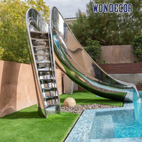 Toboggan aquatique en acier inoxydable 316 poli miroir, sculpture de piscine extérieure, élément aquatique de luxe pour piscine