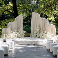 Arche de mariage en métal blanc en forme de S avec toile de fond incurvée et rideau en tissu pour événements