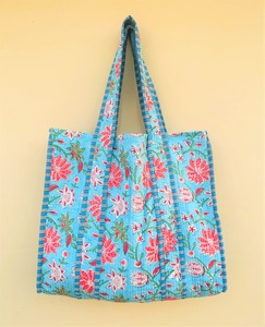 Bolso Tote Acolchado Hecho a Mano con Estampado JaipurblockPrintArt Azul Indio, Bolso de Hombro Ecológico con Cierre de Cremallera, Sostenible - Product Image 1