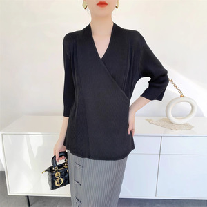 Haut à volants à manches trois quarts de couleur unie pour <span class=keywords><strong>femme</strong></span>, collection Printemps/É<span class=keywords><strong>t</strong></span>é 2025 – <span class=keywords><strong>T</strong></span>-<span class=keywords><strong>shirt</strong></span> élégant et mignon à <span class=keywords><strong>col</strong></span> en <span class=keywords><strong>V</strong></span> de créateur - Product Image 4