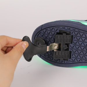 Chaussures à roulettes légères et tendance avec lumières, patins à roulettes durables et respirants pour adultes - Product Image 4