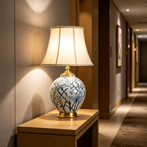 <span class=keywords><strong>Lampada</strong></span> da Tavolo in Ceramica Stile Chinoiserie Blu e Bianco con Accenti Dorati, Paralume in Tessuto, <span class=keywords><strong>Lampada</strong></span> Decorativa per Camera da Letto, Soggiorno, Ingresso, Comodino - Product Image 6