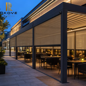 Toit à persiennes motorisé autoportant long et étroit RKOVE sur mesure pour la terrasse allongée du jardin latéral de la villa - Product Image 1