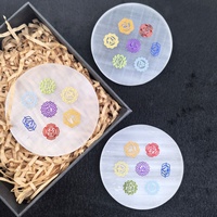 Vie de tranche de sculpture en cristal de sélénite de haute qualité avec plaque de caboteur gravée par symbole de sept Chakras pour la méditation