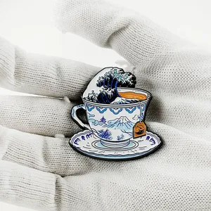 Épinglette en métal émaillé Grande Vague de Kanagawa, Mont Fuji, Tempête dans une tasse de thé, Badge, Bijou d'art, Cadeau pour fans, Objets de collection - Product Image 3