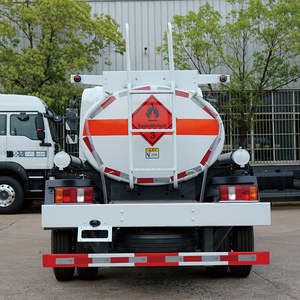 Camion-citerne à huile Sinotruk HOWO 4x2 3 m³ d'occasion, flexible et efficace, idéal pour le ravitaillement des stations-service/parcs en Afrique - Product Image 5