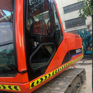 Excavatrice d'occasion DH220-7 Doosan avec moteur Cummins, poids en service de 22 tonnes, type mobile roue/chenille - Product Image 1