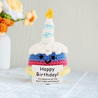 Geburtstagsgeschenk Handgefertigte Gehäkelte Woll-Kuchenpuppe mit Blauer Kerzenverzierung und Glückwünschen Modell RY-SW-009 Für den Innenbereich