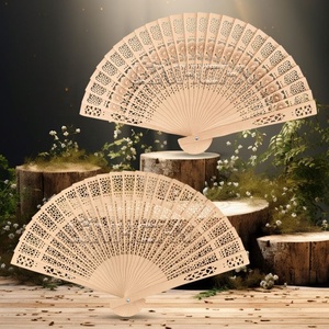 Abanico de mano de sándalo con logotipo grabado como regalo de recuerdo de boda - Product Image 3