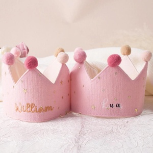 Chapeau <span class=keywords><strong>Couronne</strong></span> en Tissu de Mousseline Douce pour <span class=keywords><strong>Décoration</strong></span> d'Ambiance de Fête d'Anniversaire, Accessoire de Photographie pour Bébé, Broderie de Nom Personnalisée - Product Image 4