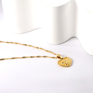 Conjunto de joyería de oro con forma de corazón para mujer, diseño de ángel, collar y aretes, conjunto de joyería fina para uso diario. - Product Image 4