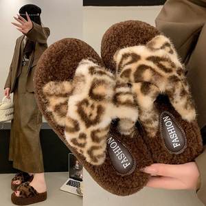 Nouvelles pantoufles en fourrure à semelle épaisse pour femmes, tendance automne-hiver, antidérapantes, imprimées léopard, en coton peluche. - Product Image 1