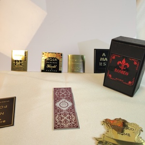 <span class=keywords><strong>2025</strong></span> Tùy Chỉnh Kim Loại Thương Hiệu 3D Logo Chai Rượu Vang Nhãn Khắc Vàng Dính Sticker Không Thấm Nước Nước Hoa Sang Trọng Nhãn Chai - Product Image 5