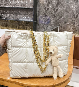 ホワイトカラーポリエステルキルティングトートバッグコットンパッド入りダウンフェザー生地フグショルダーバッグ - Product Image 2