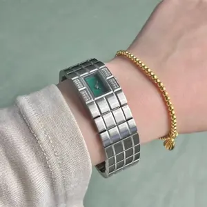 นาฬิกาอะนาล็อกย้อนยุควินเทจยุค 1970 ดีไซน์โลหะร็อค หรูหรา สแตนเลส 316L กระจกแซฟไฟร์ กันน้ำ ใช้ได้ทั้งชายและหญิง ผู้หญิ<span class=keywords><strong>ง</strong></span> - Product Image 2