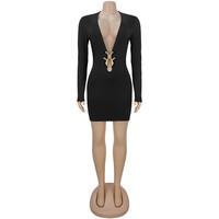 Robe Courte Moulante Noire Sexy à Col en V Profond avec Boucle Métallique et Manches Longues pour Femme – Idéale pour Soirées et Anniversaires