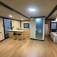 Casa Prefabricada de 2 Dormitorios con Extensión a Ambos Lados, Contenedor con Sala de Estar, Techo Impermeable Personalizado para Refugio de Emergencia
