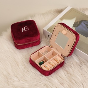 Boîte à bijoux portable de luxe en velours avec logo personnalisé, miroir intégré, forme carrée tendance pour bagues et colliers – Meilleures ventes - Product Image 5