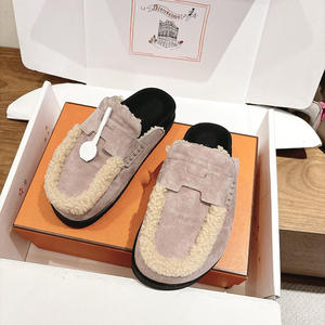 Mules en daim pour femme avec accessoires métalliques emblématiques – Luxueuses, confortables, de haute qualité, à bout fermé - Product Image 6