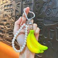 Vente en gros : Breloque de sac banane Kawaii tendance, porte-clés avec nœud et chaîne de perles et fermoir cœur, cadeau adorable pour filles