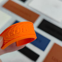 Écusson en PVC caoutchouc personnalisé avec logo en relief, à coudre sur les jeans, étiquette en plastique pour vêtements, badges 3D pour vêtements