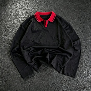 Polo de Manga Larga Negro para Hombre con Cuello en Contraste Rojo, Corte Holgado Informal, Diseño Sólido de Punto - Product Image 1