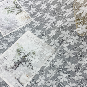 Tessuto in Pizzo Chantilly di Alta Qualità con Motivo Floreale Bianco Svizzero, Elegante per Abiti da Sposa, Disponibile in Stock - Product Image 2