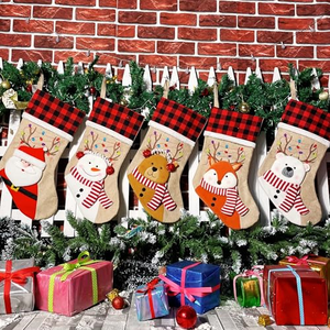 Chaussettes de Noël personnalisées en gros directement de l'usine, échantillon gratuit, chaussettes de Noël à carreaux brodées avec des motifs de rennes, du Père Noël et des bonhommes de neige - Product Image 4