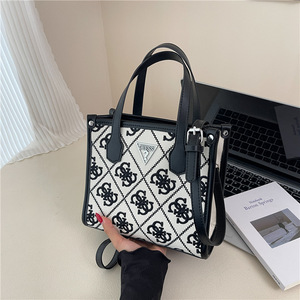 Nouveau <span class=keywords><strong>sac</strong></span> fourre-tout Guesses à bandoulière avec fermeture éclair, pliable et portable, doublure en polyester imperméable pour femmes - Product Image 3