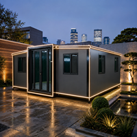 Maison modulaire extensible en conteneur pour jardin urbain, maison préfabriquée contemporaine avec entrée en verre et design architectural