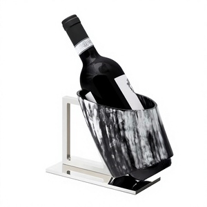 Botella de Agua Ecológica Hecha a Mano con Cuerno de Búfalo Pulido Natural por Artesanos Indios, Botella Personalizada para Decoración y Eventos Tradicionales - Product Image 1