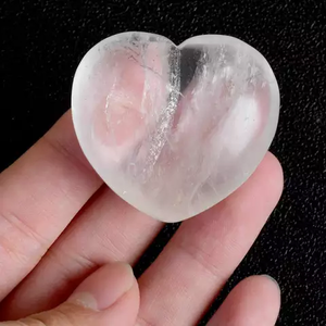 Cœur en quartz clair sculpté à la main, pierre précieuse naturelle pour cadeau, décoration, collection - Product Image 4