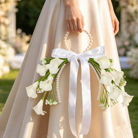 Bouquet de lys artificiels blancs avec poignée en perles, ruban en satin, nœud, couronne de fleurs pour mariage, bouquet de mariée