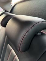 Housses de siège en cuir noir de qualité supérieure avec surpiqûres rouges (rayures verticales/diamantées) – Ensemble complet sur mesure pour protection des sièges auto