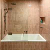 Paroi de douche moderne en verre trempé cannelé arqué, panneau fixe avec cadre doré, séparateur de salle de bain pour salle de bain à accès direct, cloison de salle de bain humide pour projets