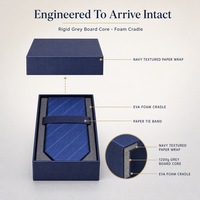 Boîte cadeau personnalisée bleu marine avec couvercle et base, insert et sac en papier pour ensemble de cravates homme – Vente en gros