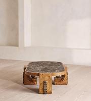Table basse en marbre de style mid-century moderne, avec pieds sculptés en bois de burl, table centrale de luxe pour intérieur résidentiel ou hôtelier