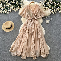 Robe longue élégante pour femme, col en V, manches courtes à volants, ceinturée, broderie feuille de sequins, fluide, pour soirée, avec short intégré