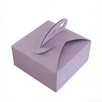 Boîtes en papier kraft plates sur mesure en violet romantique avec poignées découpées, conçues pour l'emballage de petits cadeaux tels que des bijoux