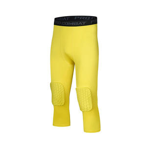 Pantalones de compresión acolchados 3/4 para baloncesto con protección de rodilla tipo panal - Product Image 4