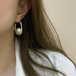 Boucles d'oreilles en métal avec anneau en or 14 carats C avec placage de cuivre New Niche Fashion Irregular Pearl S925 Silver Post Geometric Pattern - Product Image 5