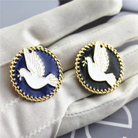 Broche en émail doux colombe de la paix de style classique rétro avec logo personnalisé broche oiseau de paix épingles amour monde paix épinglette badge