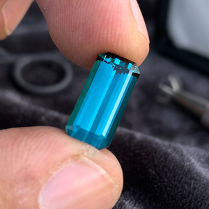 Tourmaline bleue néon naturelle de qualité supérieure, taille émeraude, 5,55 carats, coupe excellente, sans défaut, provenant d'Afghanistan - Product Image 2