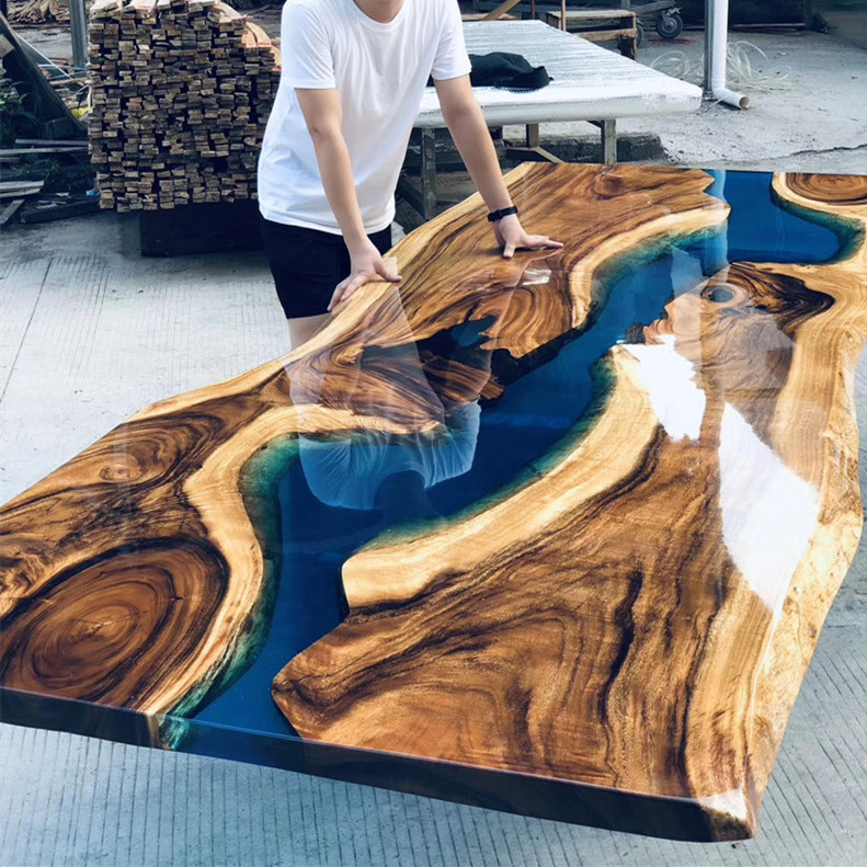 mesa de comedor de madera de nogal con epoxi